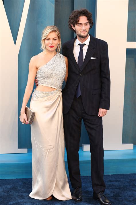 oli green burberry|Sienna Miller makes it red carpet official with her Burberry model .